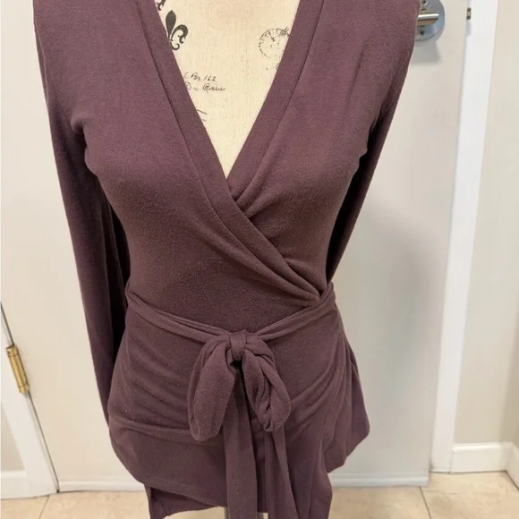 Chic Mauve Wrap Top by Contemporaine par Simons - Picture 4 of 12